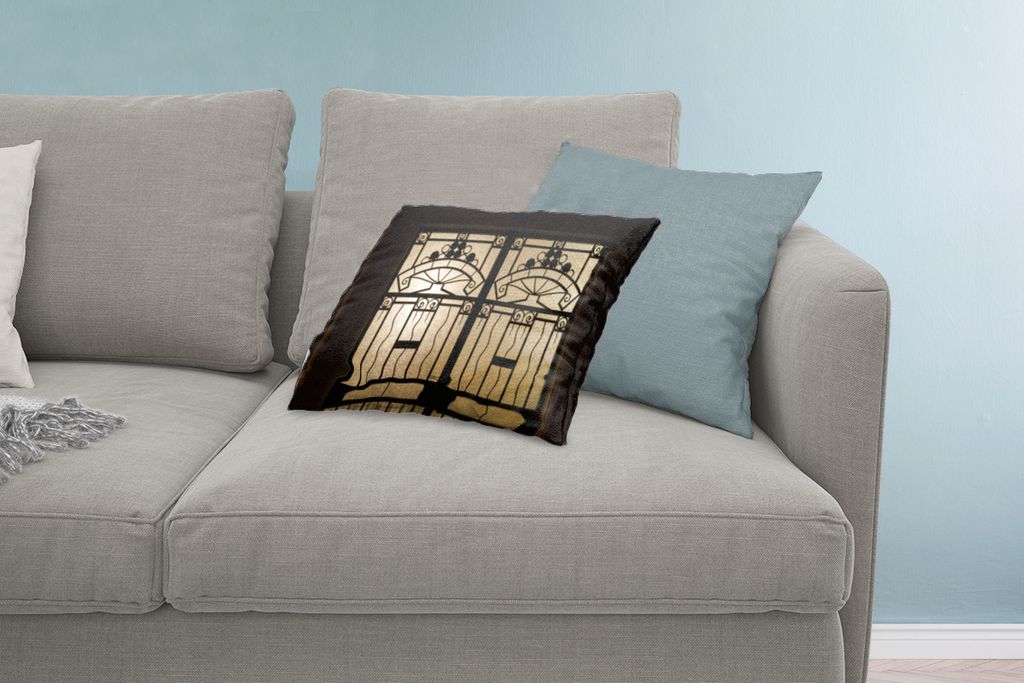MuchoWow Zierkissen Sofakissen Wohnzimmer Dekokissen 60x40 cm Tür mit Eisenbeschlägen im Art-Déco-Stil - Kopfkissen - Polster mit Foto