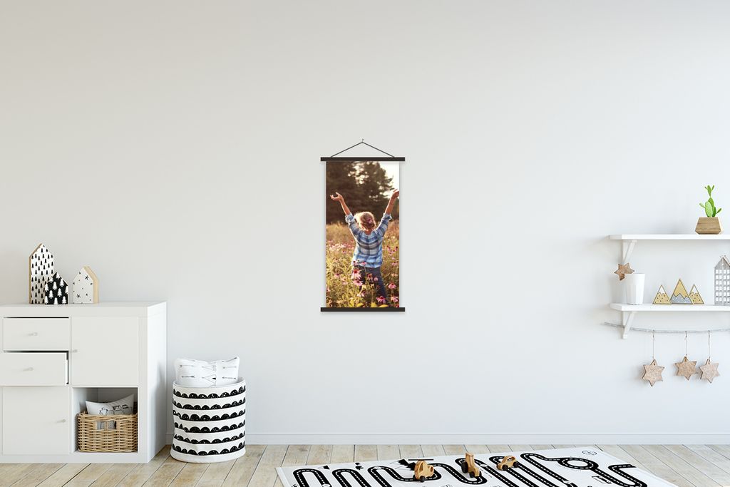 MuchoWow Textilposter Frau - Blumen - Frühling 40x80 cm mit schwarzem Rahmen - Wandemalerei
