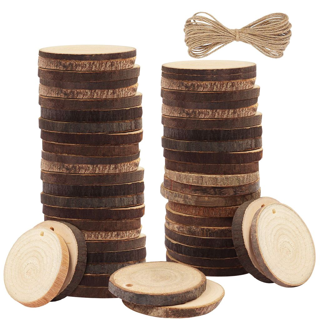 Kurtzy 50 Stk Runde Holzscheiben Unbehandelt – 3-5cm Naturholz Baumstamm Scheiben 5mm Dick - Mit Loch Bohrung & 10m Schnur - Rustikale Holzplatten Klein Natur mit Rinde Glatt für Deko, Basteln