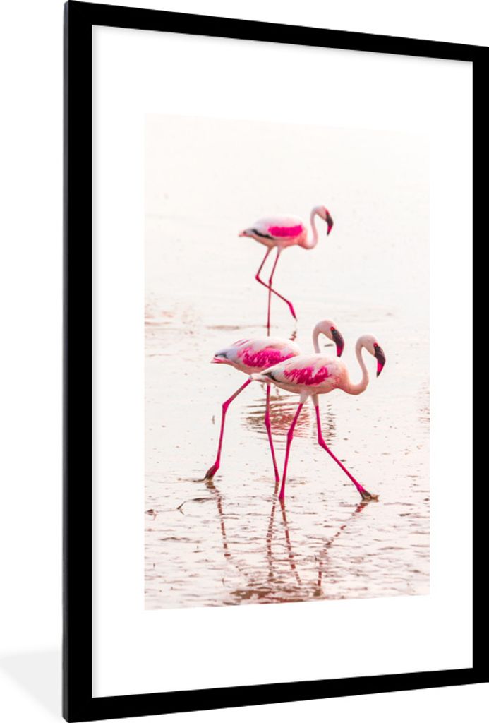 MuchoWow MuchoWow Gerahmtes Poster Rosa Flamingos im Wasser vor Kenia 60x90 cm - Poster mit zchwarzem Bilderrahmen - Dekoration - Wandposter Wo...