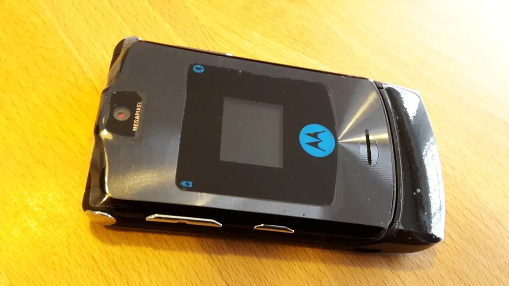 RAZR V3i Noir : Mobile fin en métal brossé avec Bluetooth