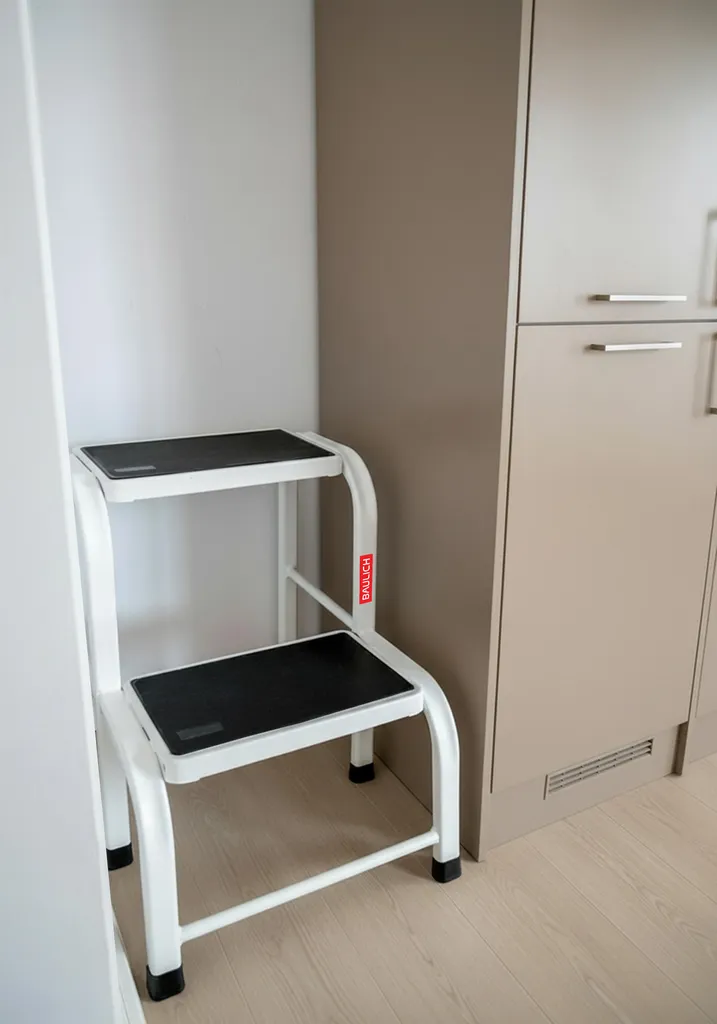 Échelle Ménagère Stable et Antidérapante - Finis les Risques de Chute - 6