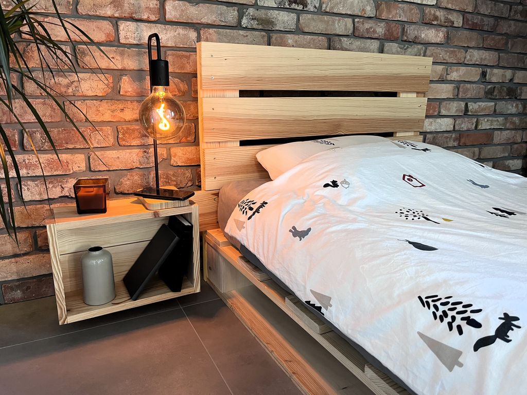 Lermowood Hängender Nachttisch STN 2 Natur aus Massivholz, Perfekt für Betten M1/M2, Stabil & Modern