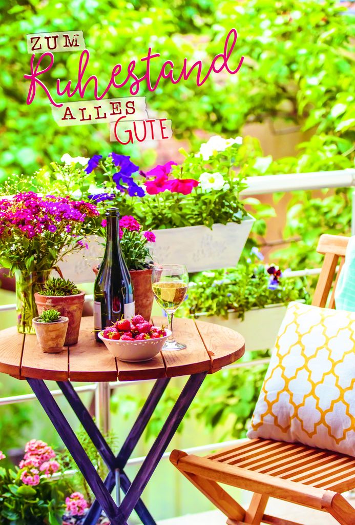 Ruhestand Karte mit Briefumschlag Tisch mit Blumen, Wein und Erdbeeren im Grünen