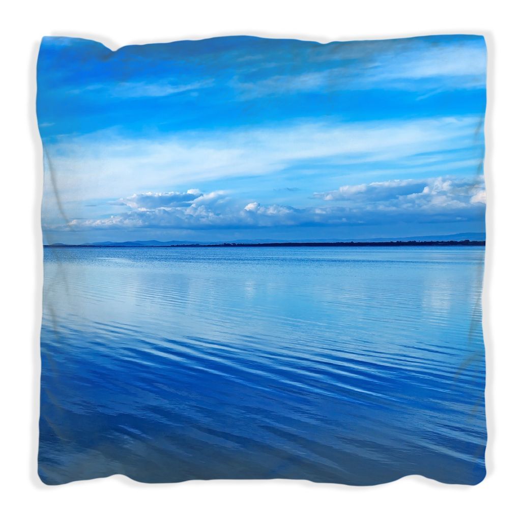 Wallario Premium Kissen, weiche Oberfläche, mit Motiv Blaue Meeresbucht in Italien mit Spiegelung im Wasser, Größe: 30 x 30 cm, mit weißer Rüc...