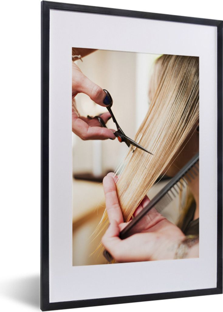 MuchoWow Gerahmtes Poster Eine Frau wird von einem Friseur geschnitten 40x60 cm - Poster mit Schwarzem Bilderrahmen Wandposter Rahmen Foto Bilder...