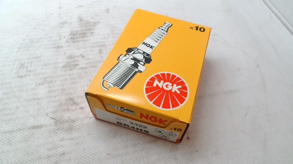 Candela NGK 3322 BR4HS per Motoseghe e Agricoltura - Alta Durata