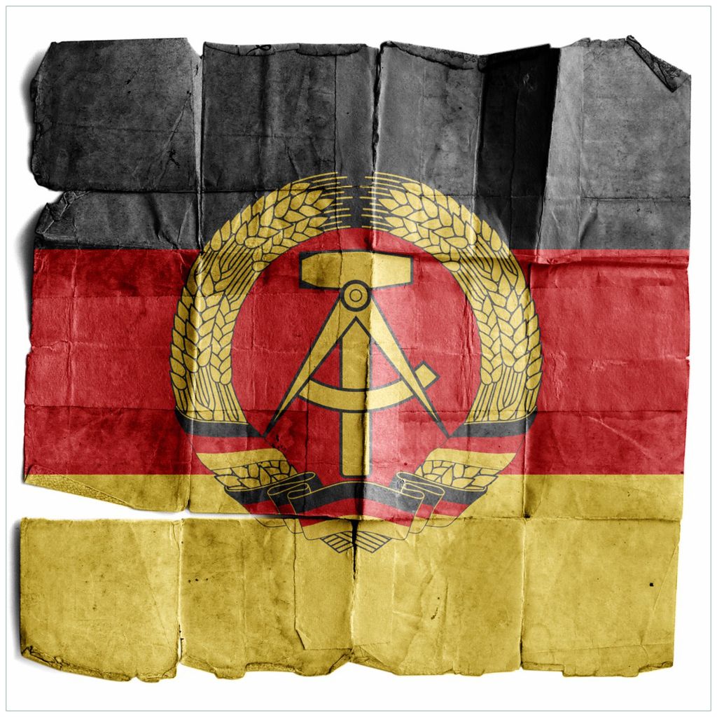 Wallario Magnet für Kühlschrank / Geschirrspüler, magnetisch haftende Folie - 60 x 60 cm, Motiv: DDR Flagge auf altem Papier - schwarz rot gold