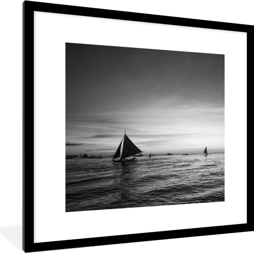MuchoWow MuchoWow Gerahmtes Poster Sonnenuntergang mit Segelbooten auf dem Wasser von Boracay - schwarz und weiß 40x40 cm - Poster mit zchwarz...