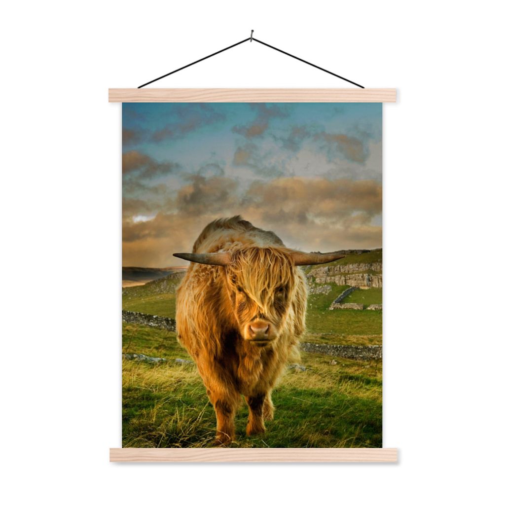 MuchoWow Textilposter Schottischer Highlander - Gras - Berg 120x160 cm mit holzfarbenen Rahmen - Plakatkarton