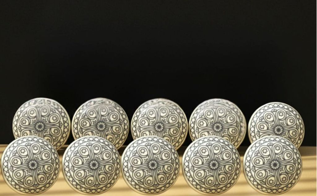 Set aus 10 handbemalten grauen Keramik-Schubladengriffen mit Mandala-Motiv für Schränke, Kleiderschränke und Küchenschränke.