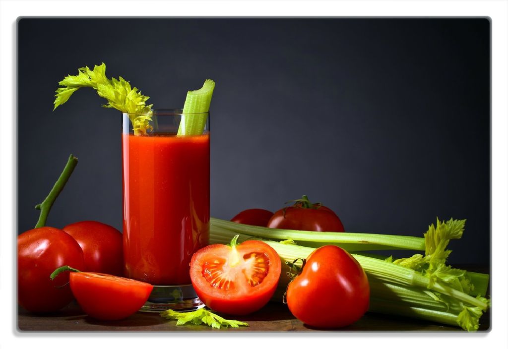 Wallario Frühstücksbrettchen aus Glas 20 x 30 cm mit rutschfesten Füßen, Motiv Frischer Tomatensaft mit Sellerie