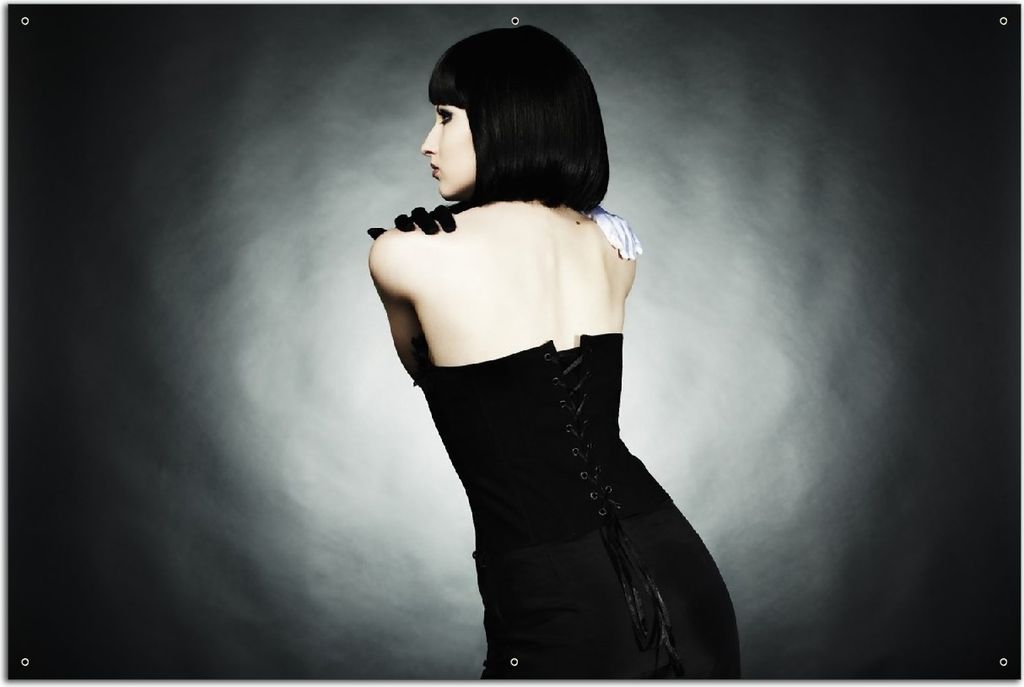 Wallario Outdoor-Poster für Garten oder Balkon, Motiv Schöne Frau im schwarzen Kleid zeigt ihren Rücken, in ca. 61 x 91,50 cm