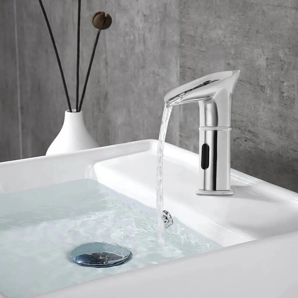 Robinetterie sans contact infrarouge argent avec bec cascade design