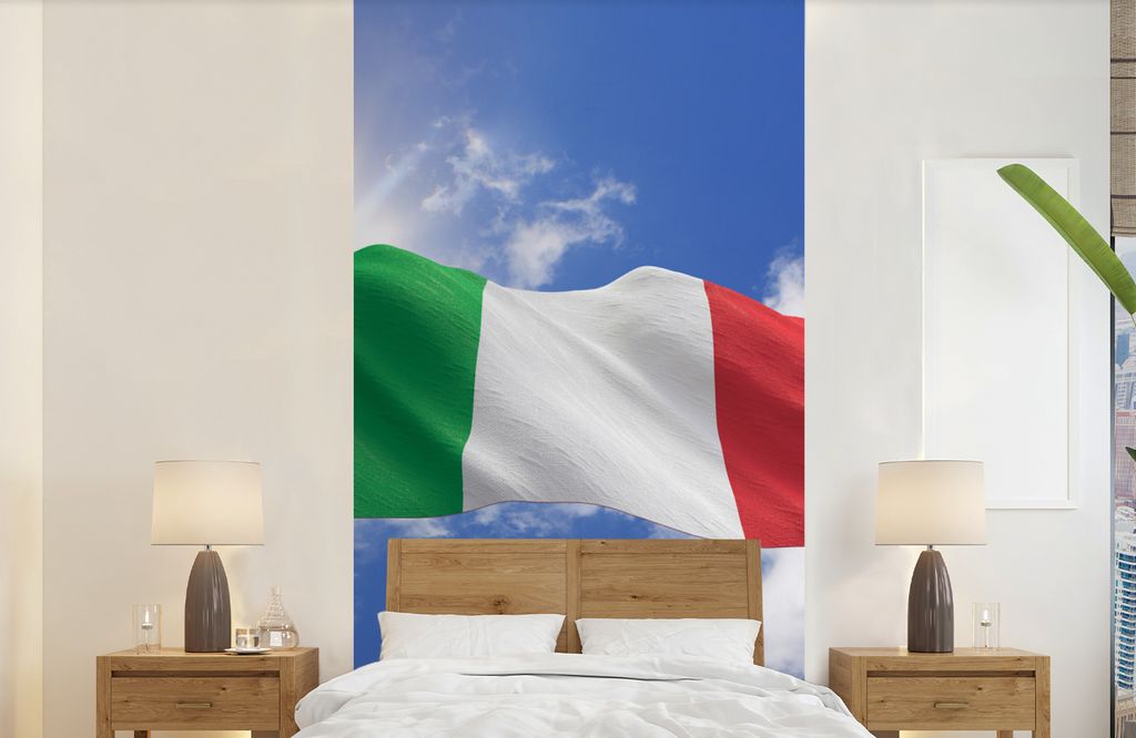 MuchoWow Fototapete für Wohnzimmer oder Schlafzimmer Wandtapete Vinyl Motivtapete Die Flagge Italiens weht am Himmel - 120x240 cm - Hintergrundbild