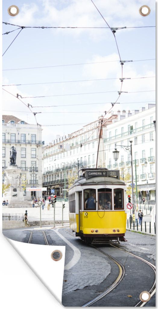 MuchoWow 40x80 cm Outdoor-Poster Gartendeko Sichtschutz Garten Poster für den Garten Eine gelbe Straßenbahn mit einer Seilbahn fährt durch Li...