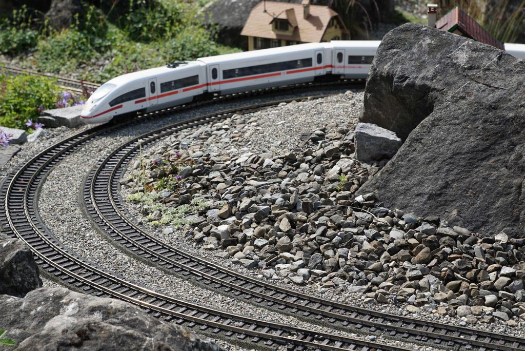 hansepuzzle 14203 - Garten-Bahn Puzzle, 2000 Teile, Natur, 90,0 x 60,0cm mit hochwertiger Aufbewahrung, Kartonbox und wiederverschließbarem Beutel