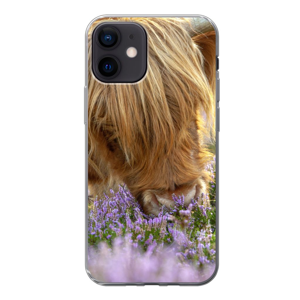MuchoWow Handyhülle Schutzhülle Hülle für iPhone 12 Schottische Highlander - Gras - Heidekraut - Tiere Silikon Softcase Handy Hülle - Schutz...
