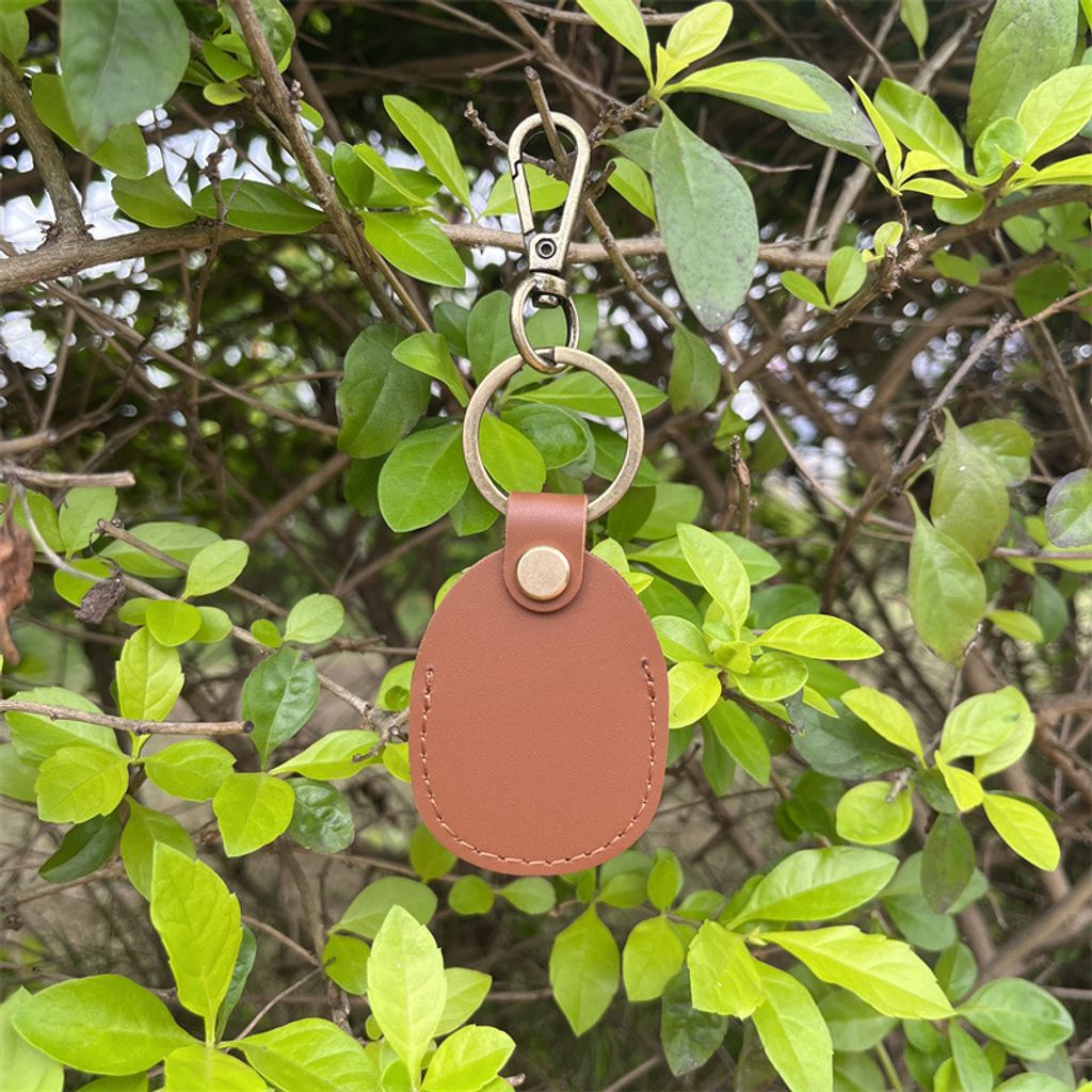 INF Stilvolle schwarze Kunstlederhülle für Apple AirTags Tracker Braun