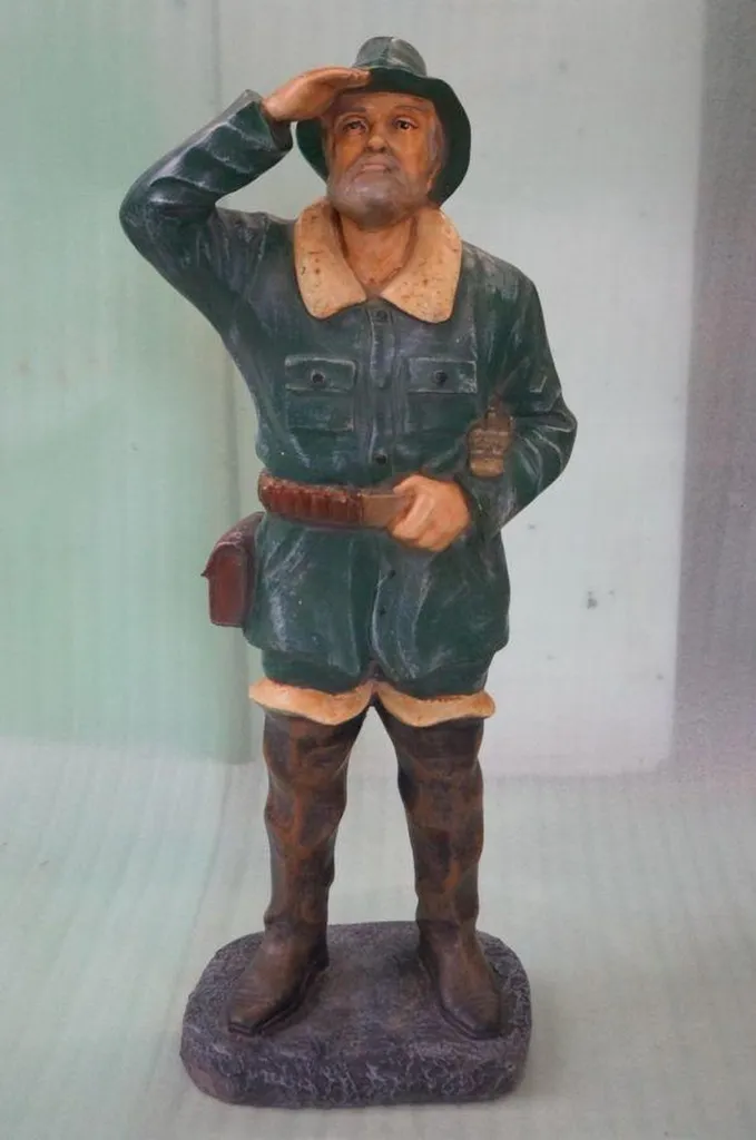 Figurine Statue Homme Chasseur Tueur en Résine Noire Mat Finition Luxe