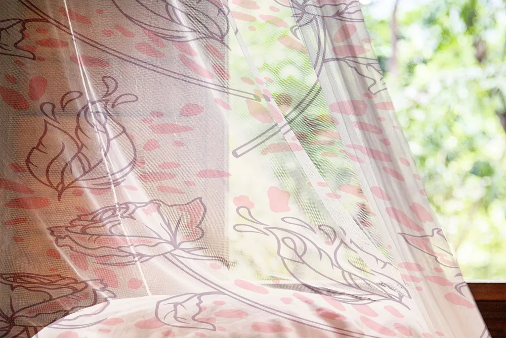 ABAKUHAUS Arazzo floreale, Romantici rami di rose Femminile con piume e spruzzi Girly Primavera, Soggiorno Camera da letto Tessuto da parete in raso setoso, 274 cm x 274 cm, Colori guscio d'uovo Prugna Arrossire - 3