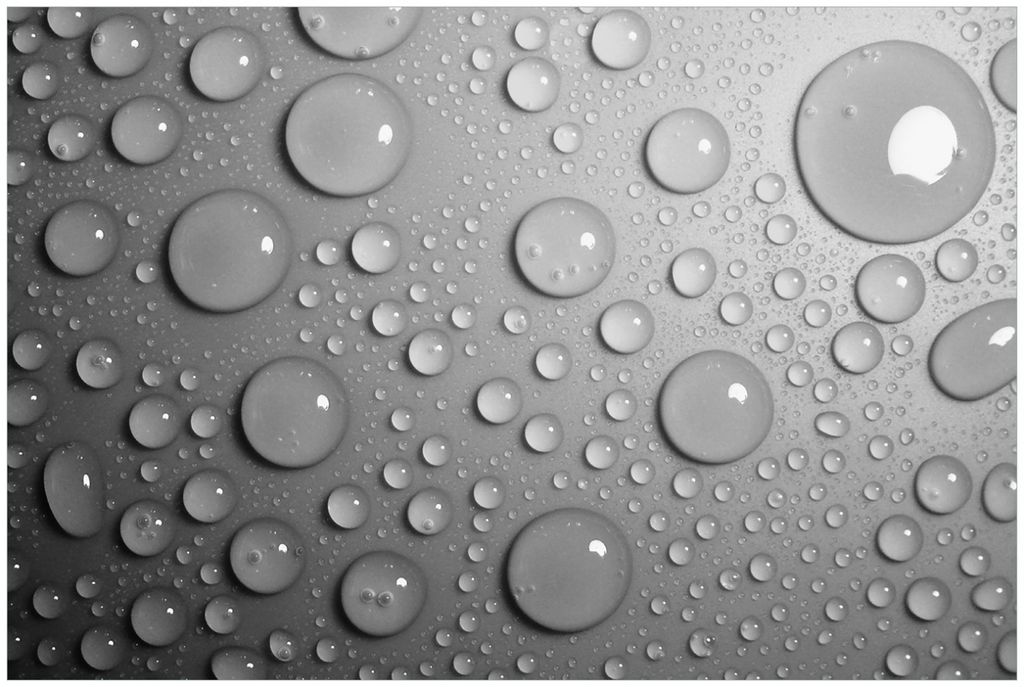 Wallario Premium Glasbild, freischwebende Optik, kräftige Farben, Größe 90 x 60 cm Motiv Wassertropfen in schwarz weiß