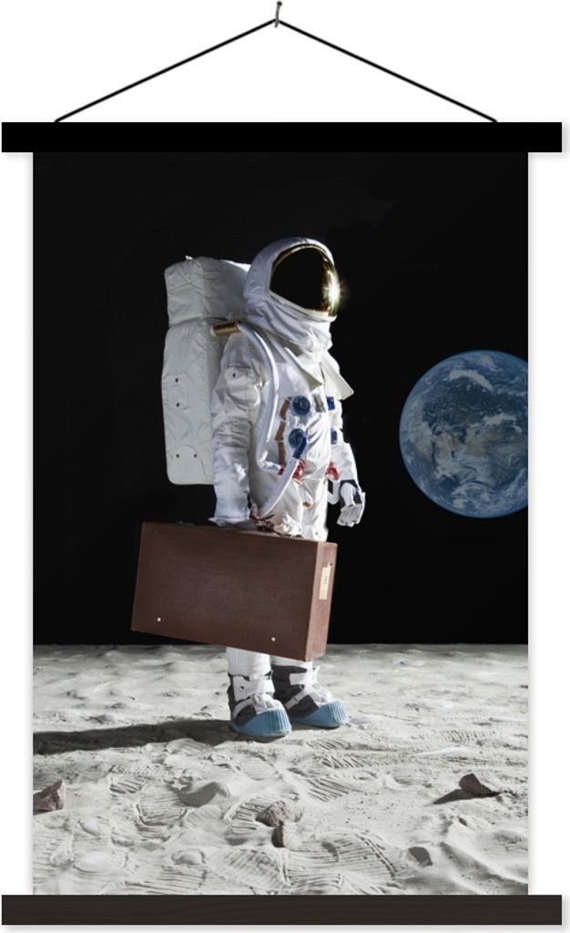 MuchoWow Textilposter Astronaut - Koffer - Mond 120x180 cm mit schwarzem Rahmen - Fotos