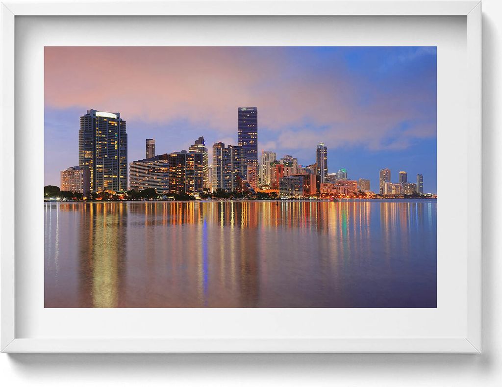 Panorama der Stadt am Wasser– Wandbild mit Rahmen – Gerahmtes Bild – Wanddekoration – 70x50 cm – Weiß Rahmen
