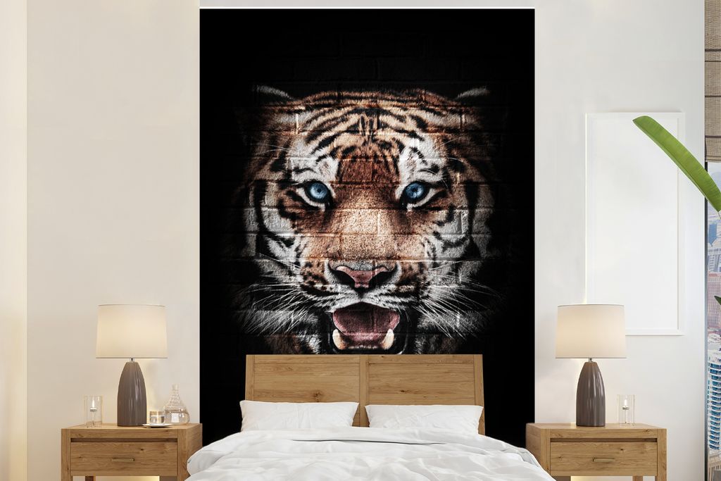 MuchoWow Fototapete für Wohnzimmer oder Schlafzimmer Wandtapete Vinyl Motivtapete Tiger - Ziegelstein - Tiere - 145x220 cm - Wanddekoration