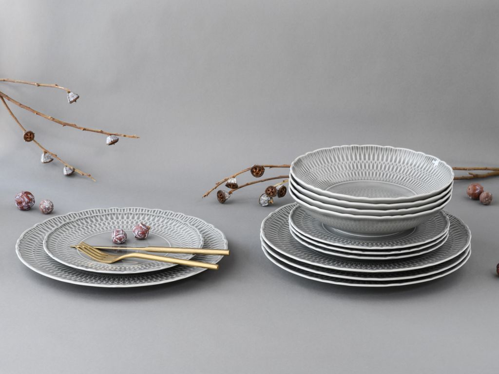 CREATABLE 33068 Set Piatti Sofia Stone 12 Pezzi: Porcellana Europea Di Qualità, Colore Grigio. Composizione: 4 Piatti Piani 28 Cm, 4 Dessert 21 Cm, 4 Zuppa/multiuso 21 Cm. Forma Coupé Moderna Con Rilievo Classico. Lavabile In Lavastoviglie E Microonde. Per Una Tavola Elegante Ogni Giorno!