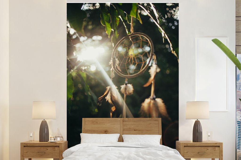 MuchoWow Fototapete für Wohnzimmer oder Schlafzimmer Wandtapete Vinyl Motivtapete Ein Traumfänger im Wald - 155x240 cm - Tapete