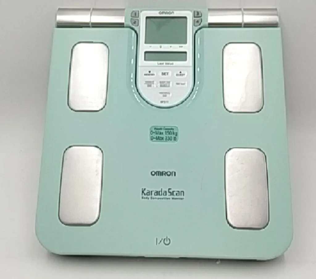 Pèse-personne OMRON BF511 avec mesure de masse grasse et viscérale 150kg