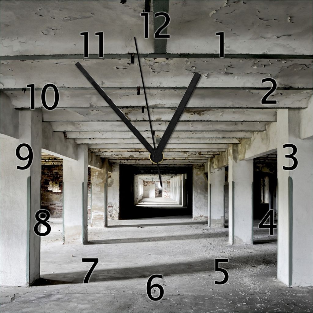 Wallario Design Wanduhr Alte Industriehalle - einsame Lagerhalle einer Brauerei aus Echtglas, Größe 30 x 30 cm