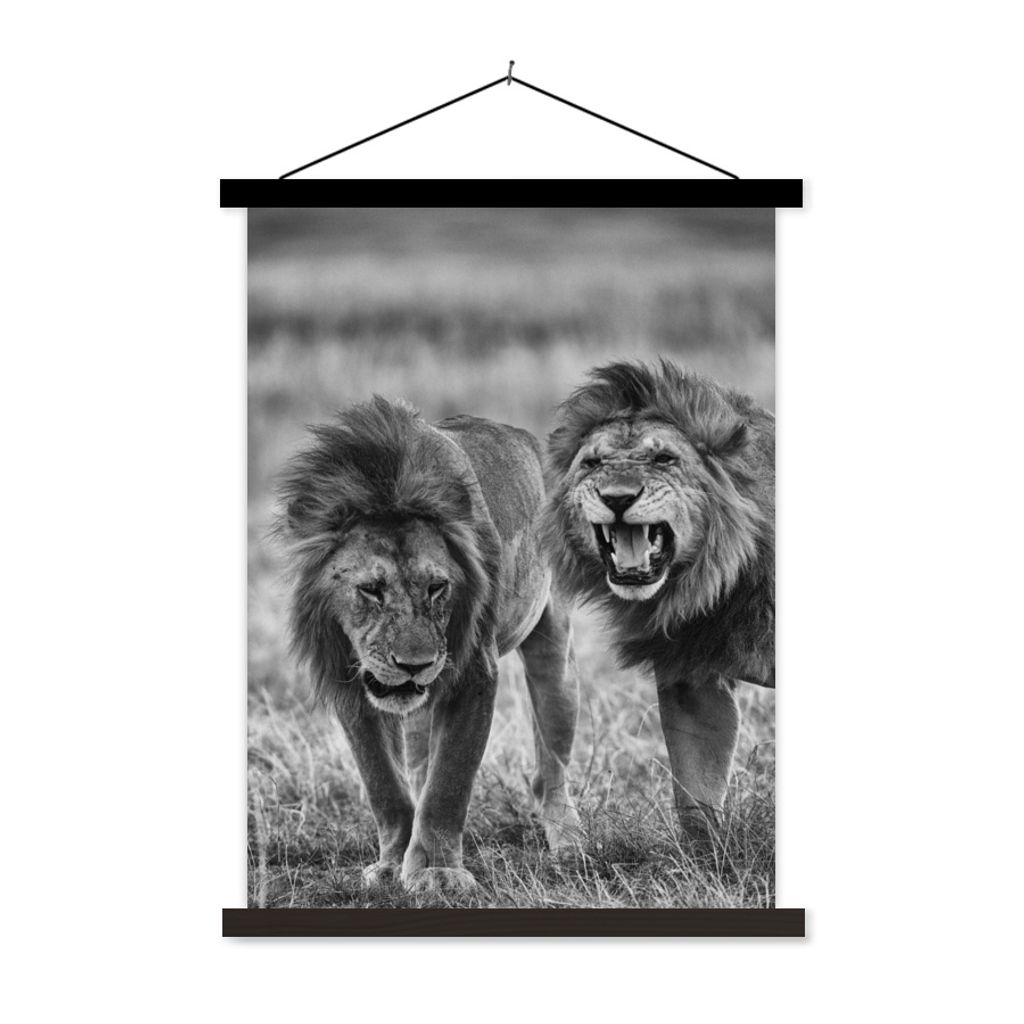 MuchoWow Textilposter Löwen - Schwarz - Weiß - Jagen 60x80 cm mit schwarzem Rahmen - Plakathalter