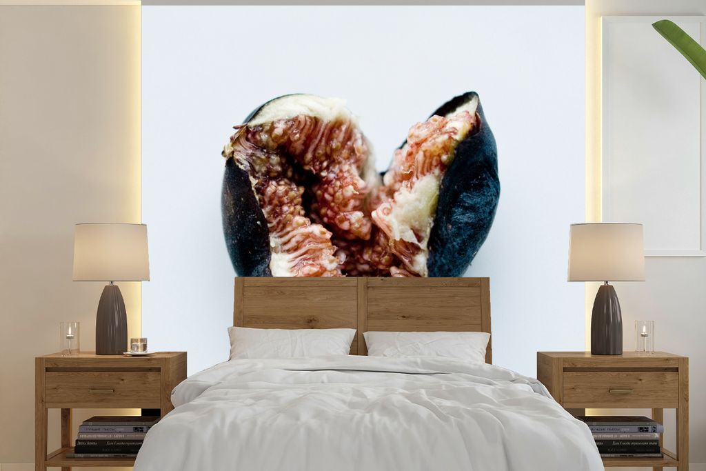 MuchoWow Fototapete für Wohnzimmer oder Schlafzimmer Wandtapete Vinyl Motivtapete Eine zerquetschte, aber schöne Feige auf einem weißen Hinter...
