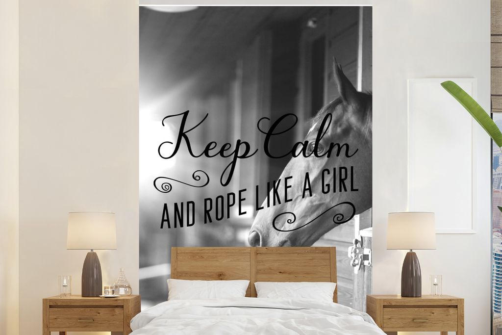 MuchoWow Fototapete für Wohnzimmer oder Schlafzimmer Wandtapete Vinyl Motivtapete Pferd Zitat "Keep calm and rope like a girl" mit einem Pferd i...