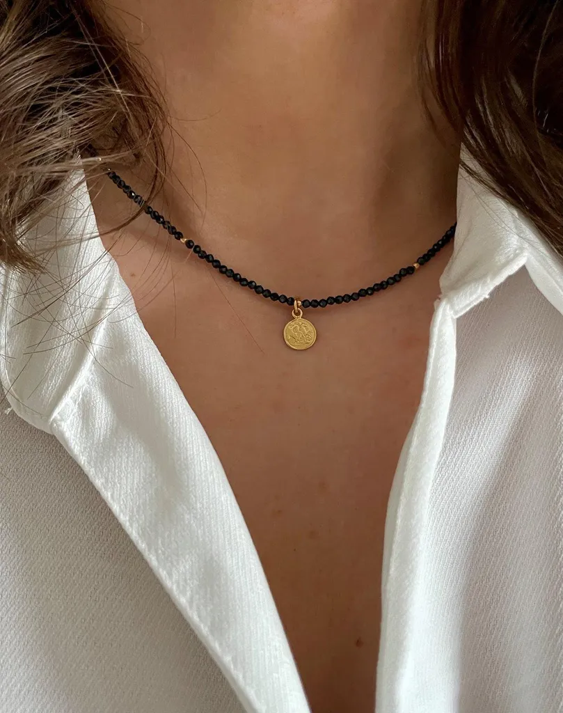 Collier spinelle dorée : un bijou hypoallergénique et inoxydable