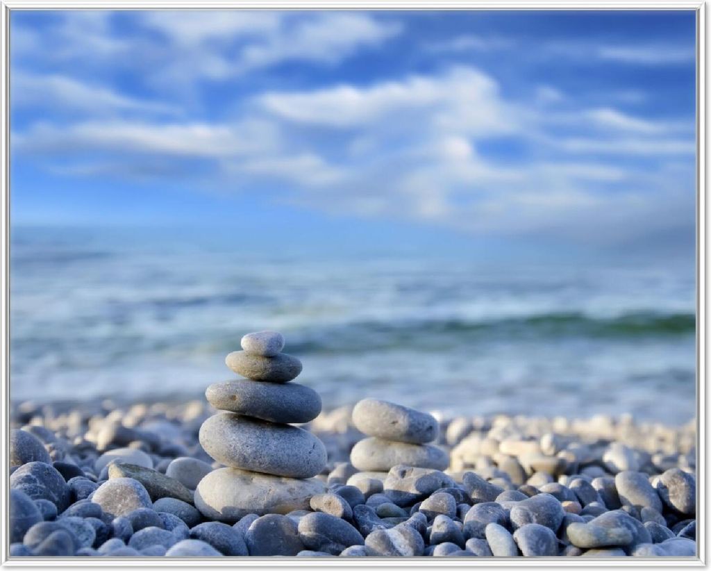 Wallario Wandbild Steinstapel am Strand, Größe: 40,30 x 50,30 cm, Poster mit weißem Aluminiumrahmen