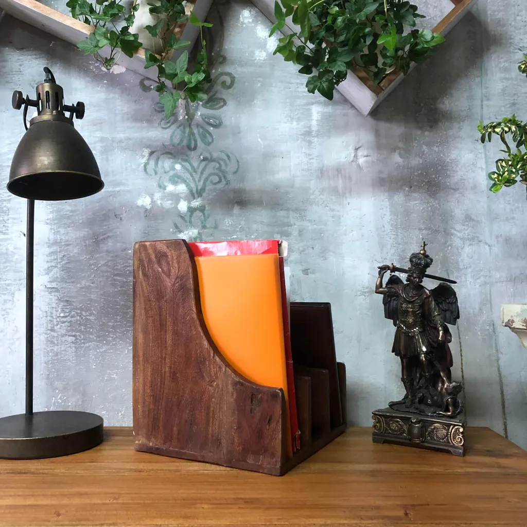 Organiseur artisanal bois de récupération : ranger son bureau avec style