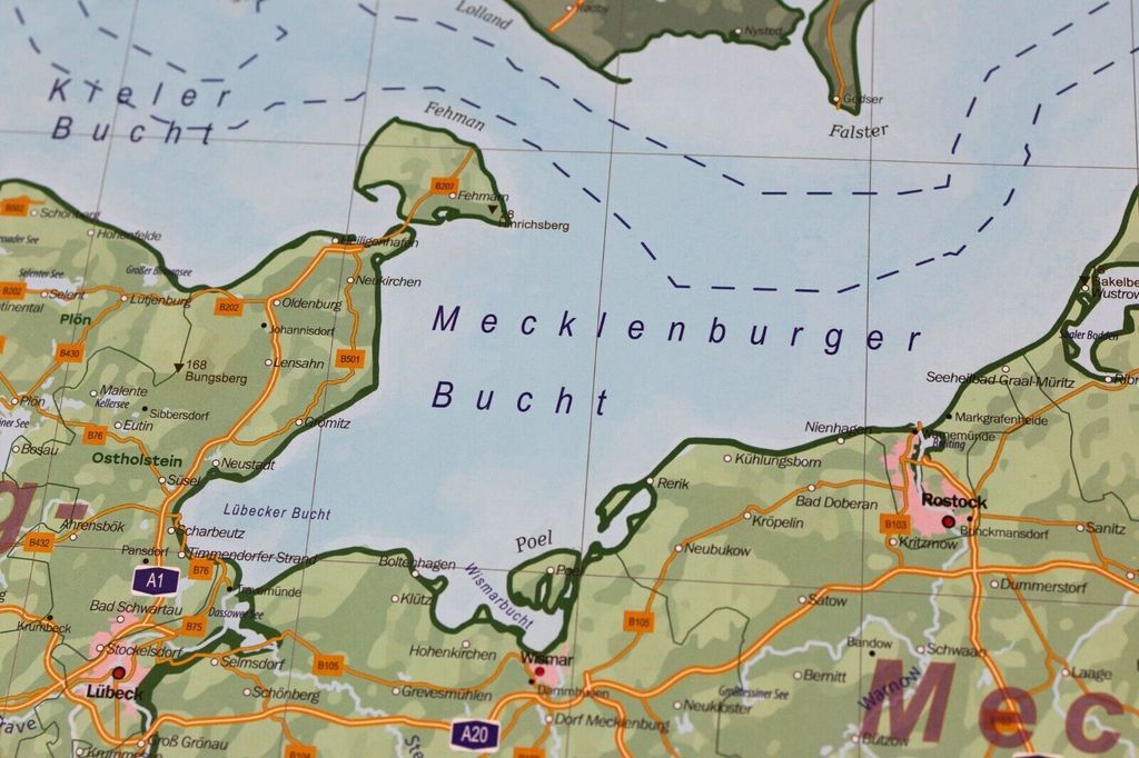 XL Deutschlandkarte mit Metallleisten und Laminierung Produktbild 3