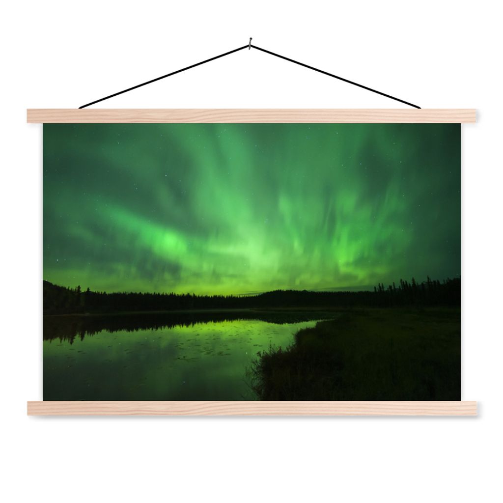 MuchoWow Textilposter Nordlichter - Baum - Alaska 120x80 cm mit holzfarbenen Rahmen - Aufhängeset