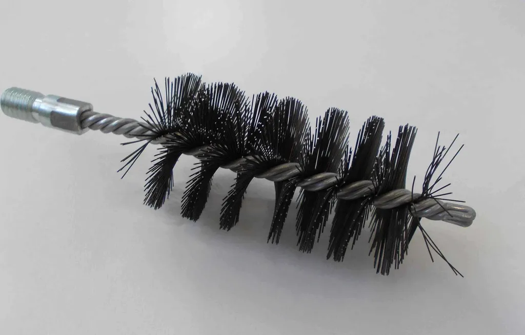 Nettoyage tube acier 50mm avec cette brosse à filetage 1/2 adaptable