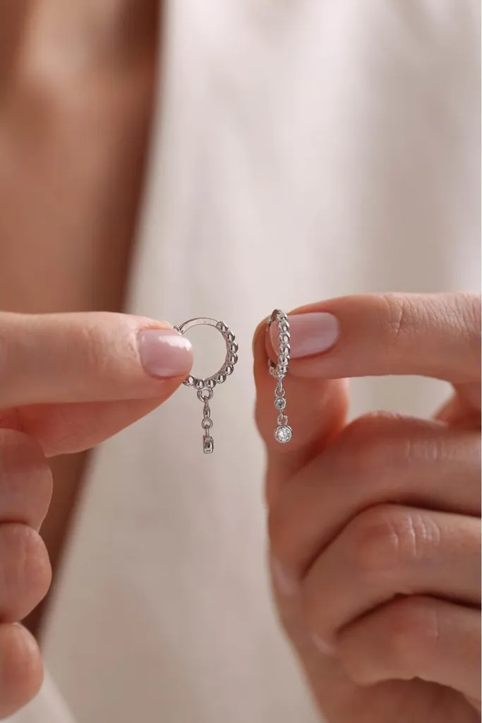 Petites créoles argent et zircone pour un look élégant au quotidien