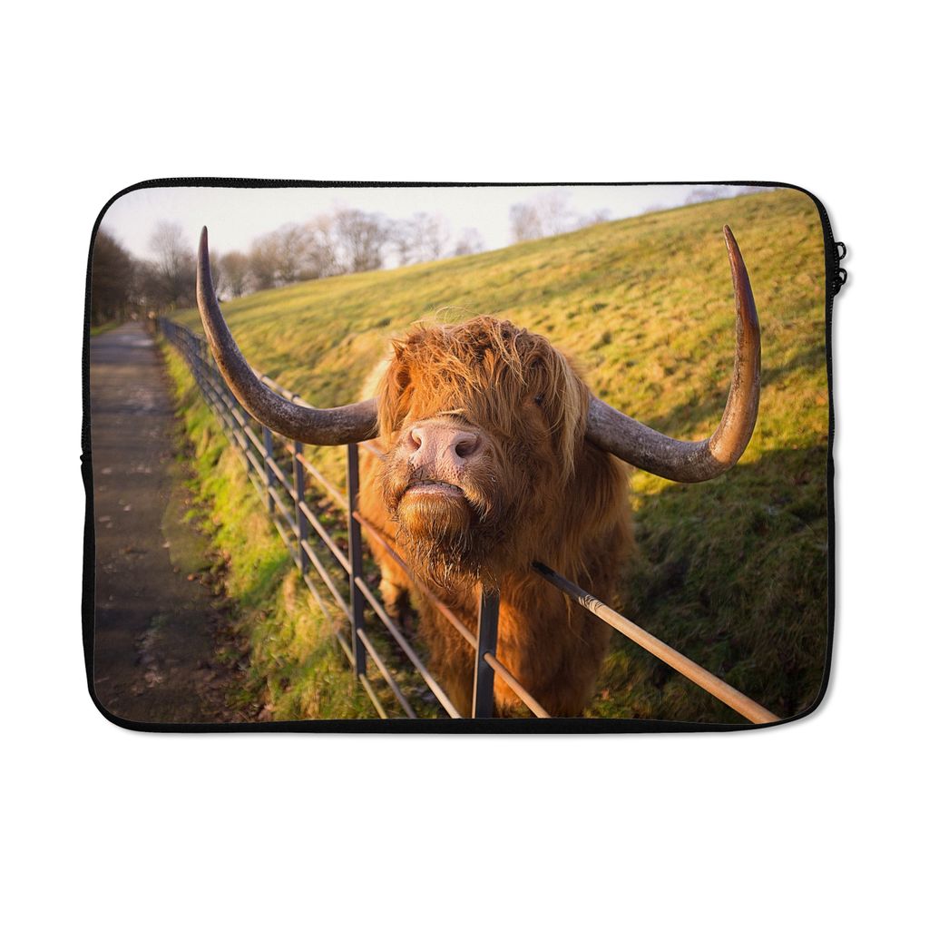 MuchoWow Laptop Hülle 13 Zoll Scottish Highlander - Zaun - Gras Laptoptasche - Laptophülle - Sleeve - Rundumschutz