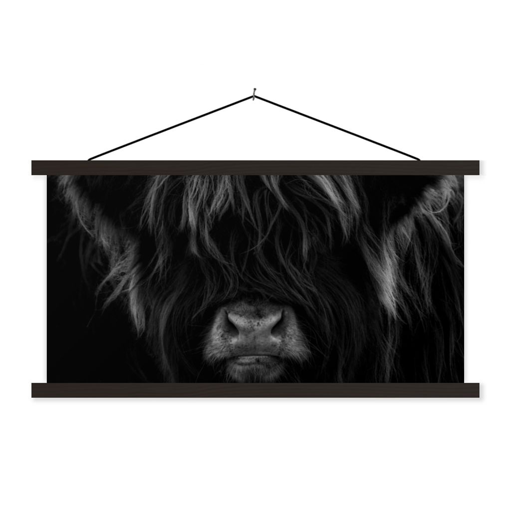 MuchoWow Textilposter Schottischer Highlander - Kuh - Porträt - Tiere - Schwarz - Weiß 150x75 cm mit schwarzem Rahmen - Posterleiste