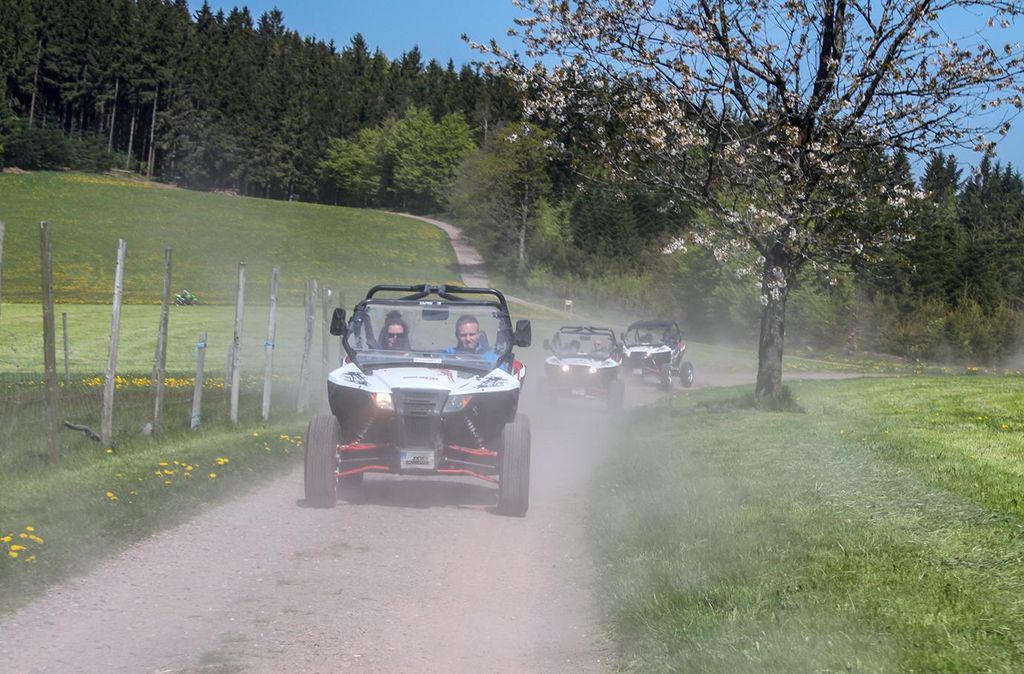 Jochen Schweizer Quad Side by Side Einsteigertour im Schwarzwald; Erlebnis verschenken oder selbst erleben; Gutschein gültig für 1 Fahrer Gruppe...