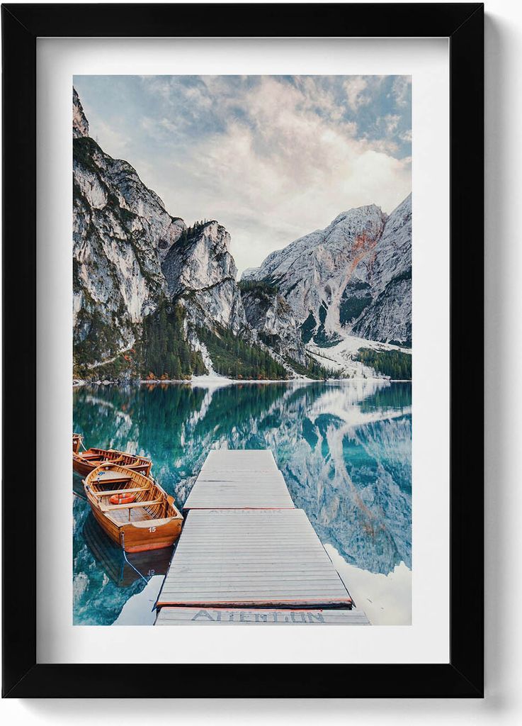 Boot auf dem See in den Bergen– Wandbild mit Rahmen – Gerahmtes Bild – Wanddekoration – 20x30 cm – Schwarz