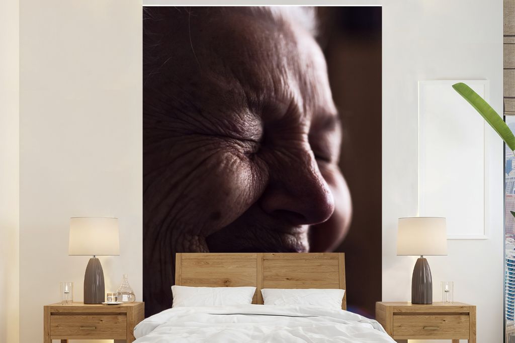 MuchoWow Fototapete für Wohnzimmer oder Schlafzimmer Wandtapete Vinyl Motivtapete Nahaufnahme des Gesichts einer alten Frau mit Falten - 180x280...