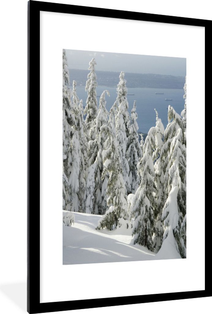 MuchoWow Gerahmtes Poster Blick auf verschneite Bäume am Grouse Mountain in Kanada 60x90 cm - Poster mit Schwarzem Bilderrahmen Wandposter Rahme...