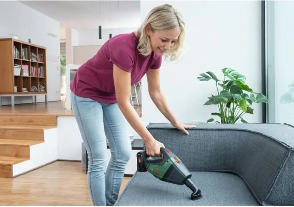 Aspirateur à main sans fil Bosch UniversalVac 18 idéal pour voiture - 11